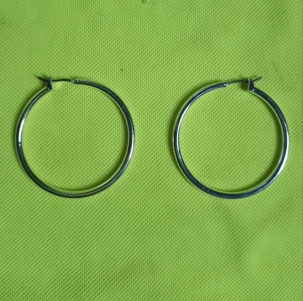Silvertone hoop wire earrings